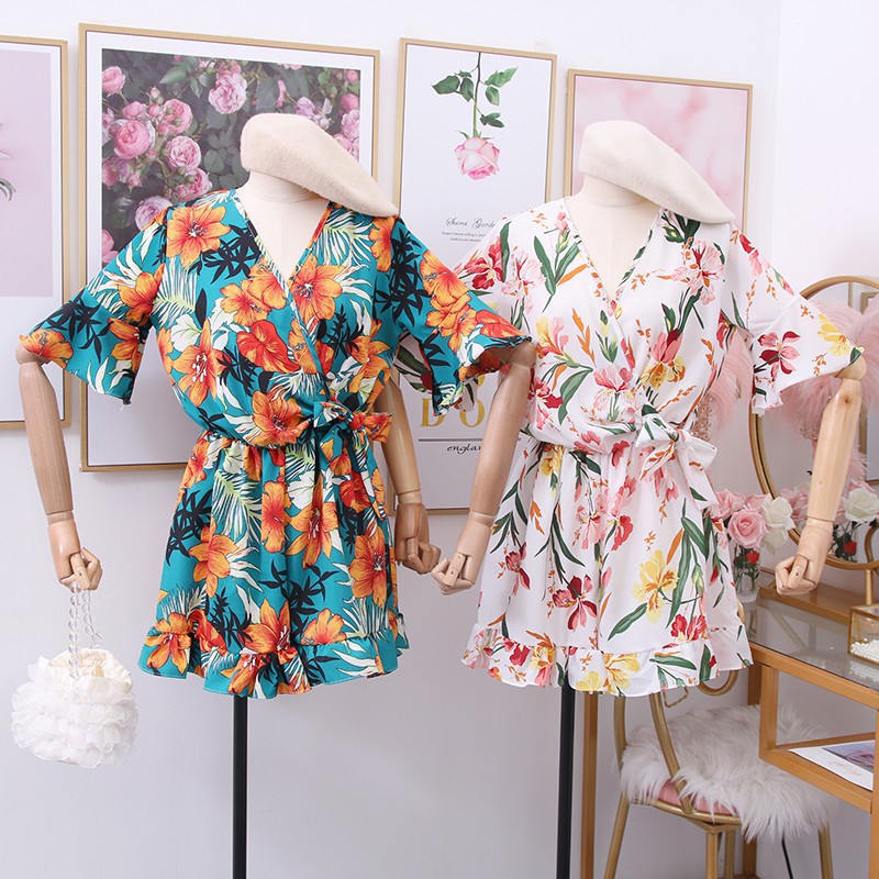 Diện Playsuit họa tiết nhiệt đới thật năng động